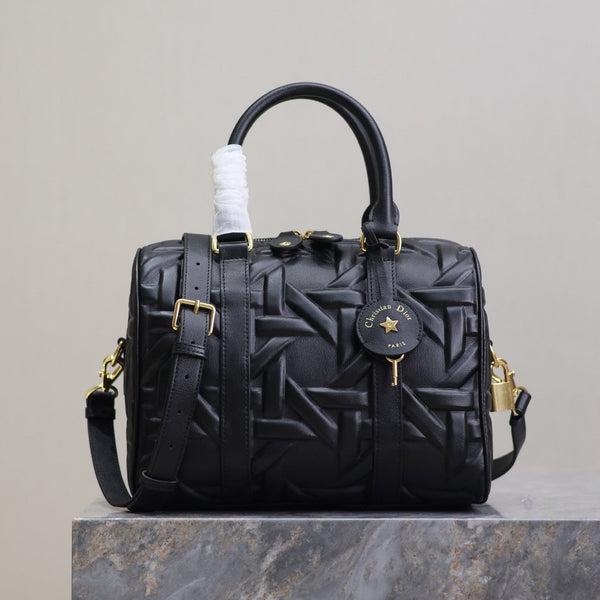 GROOVE BAG 25 IN BLACK MACROCANNAGE CALFSKIN WITH GOLD HARDWARE