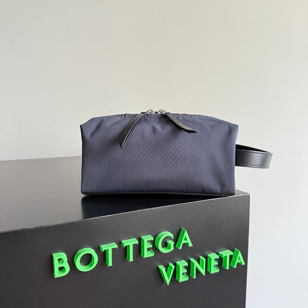 BOTTEGA VENETA 25S TOKYO SMALL WASHBAG 20 IN SHADOW NYLON